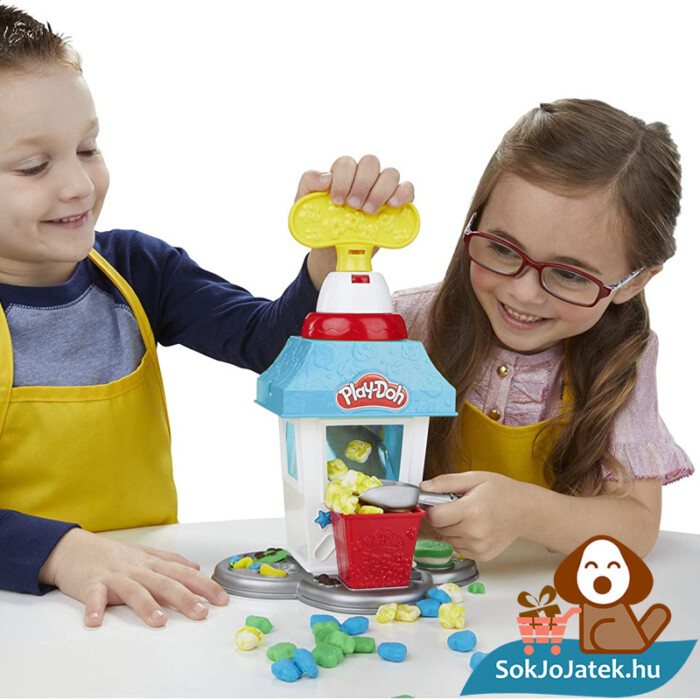 Hasbro Play-Doh gyurma popcorn készítő party szett játék közben