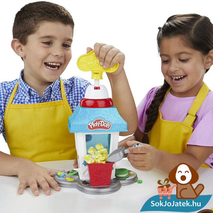 Hasbro Play-Doh gyurma popcorn készítő party szett játék közben