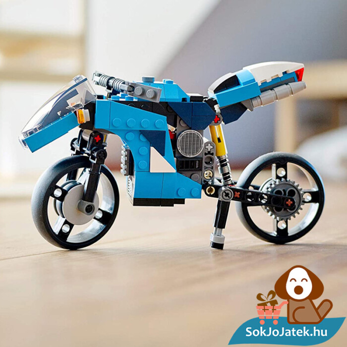 Lego Creators 31114 Szupermotor kiállítva