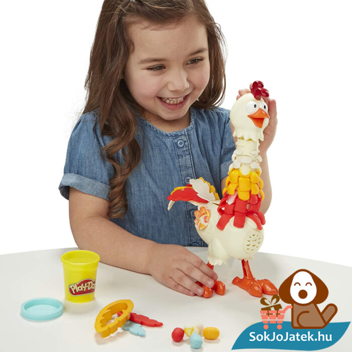 Play-Doh Animal Crew: Cluck a dee - színes csirke gyurma szett játék közben az asztalon