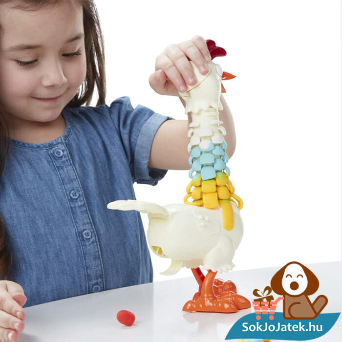 Play-Doh Animal Crew: Cluck a dee - színes csirke gyurma szett játék közben az asztalon 2