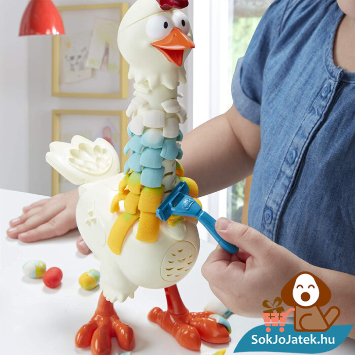 Play-Doh Animal Crew: Cluck a dee - színes csirke gyurma szett játék közben az asztalon 4