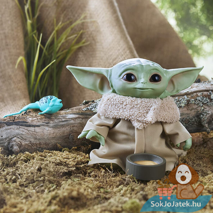 Star Wars Mandalorian: Baby Yoda beszélő plüss figura játék közben (19 cm) - Hasbro