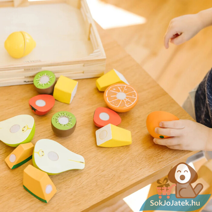 Szerepjáték: Szeletelhető játék gyümölcsök fa ládában az asztalon - Melissa & Doug