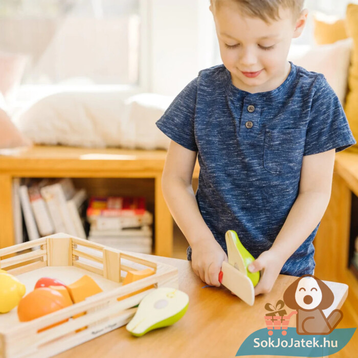 Szerepjáték: Szeletelhető játék gyümölcsök fa ládában, játék közben - Melissa & Doug