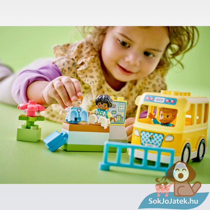 Lego Duplo 10988: Városi kalandok, a buszozás építő és oktató játék, játék közben