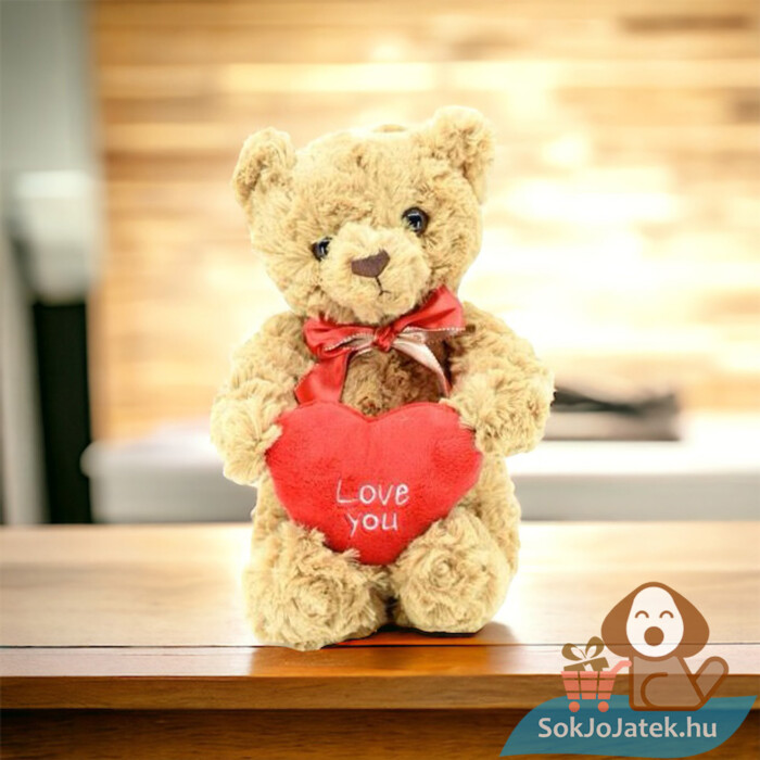 Plüss Bálint maci „Love You” feliratos szívvel az asztalon (20cm)