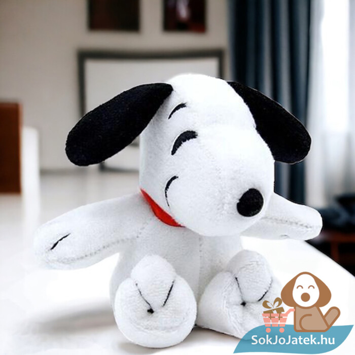 Snoopy a plüss beagle kutya, piros nyakörvvel az asztalon (19 cm)