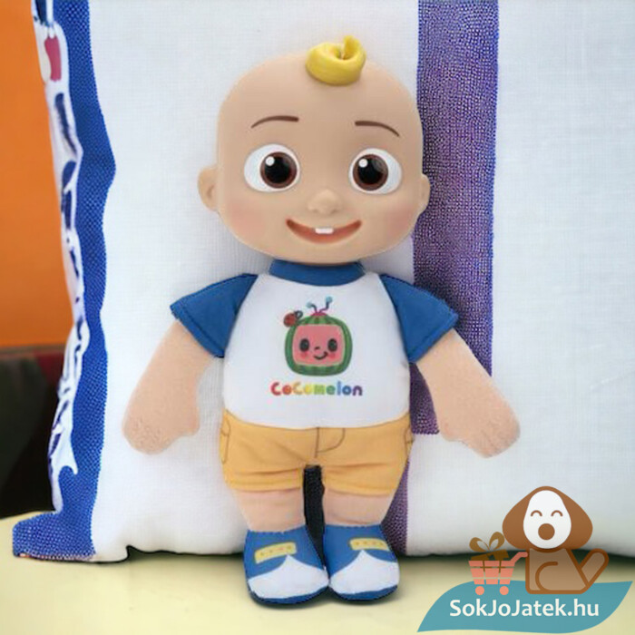 Cocomelon: Totyogó JJ plüss baba, dinnye logós Cocomelon pólóban, párna előtt (22 cm)