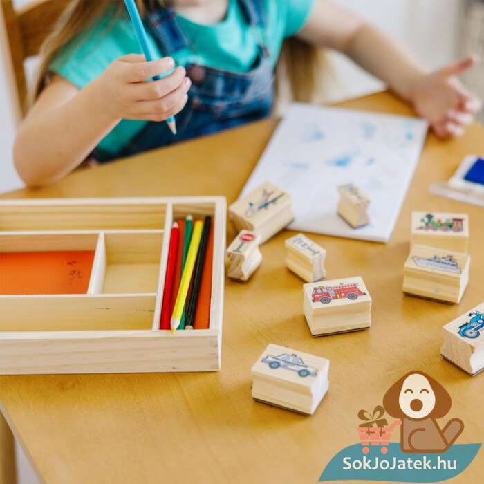 Közlekedés: Kreatív jármű mintás fa nyomdakészlet, ceruzákkal, játék közben (Melissa & Doug)