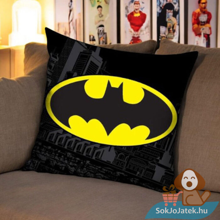 Batman: A Batman jel mintás fekete díszpárna a kanapén (40×40 cm)