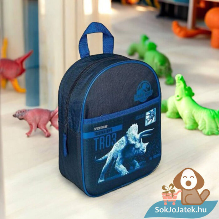 Jurassic World: Ovis hátizsák 3D hatású domború Triceratops mintával a földön