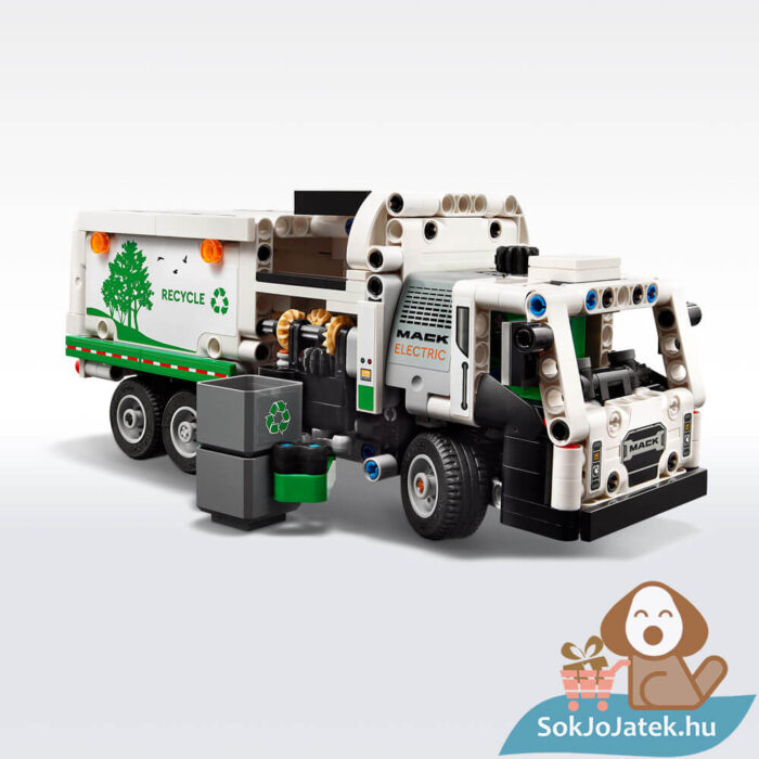 Mack LR elektromos kukásautó, játék közben (Lego Technic 42167)
