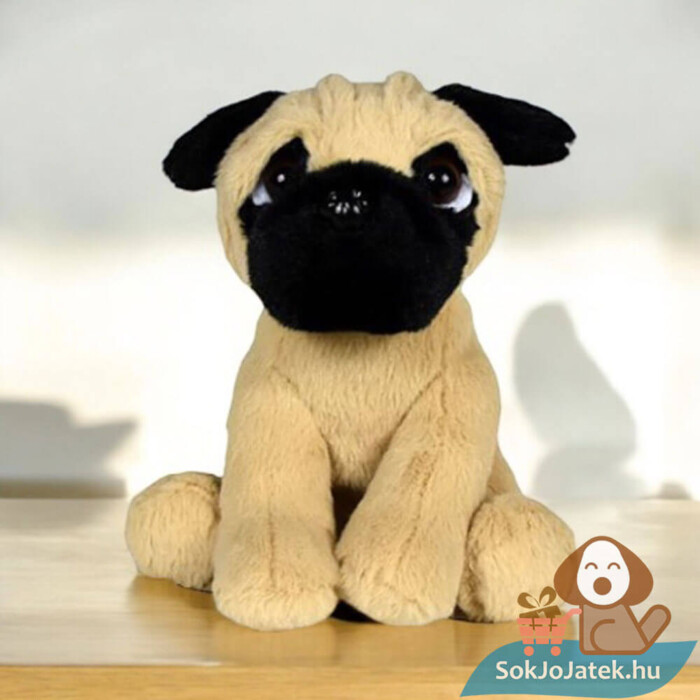 Ülő mopsz plüss kutya, világosbarna az asztalon (16 cm)