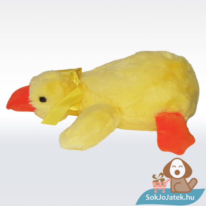 Átölelhető, hason fekvő, sárga plüss kacsa párna sárga masnival oldalról (36 cm)