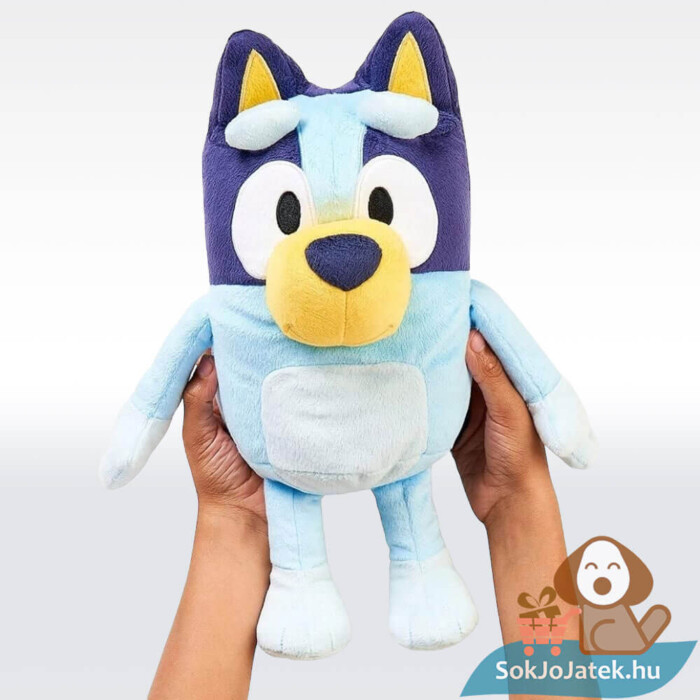 Bluey: Magyarul beszélő Bluey plüss a kézben (33 cm)