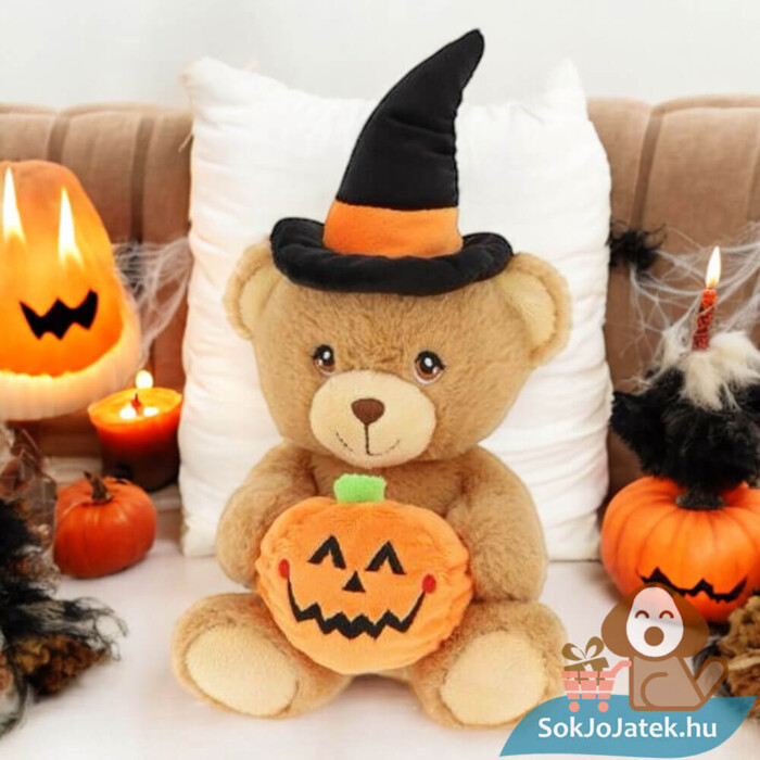 Boszorkány sapkás Halloweeni plüss maci tök figurával a kanapén (Keel Toys)