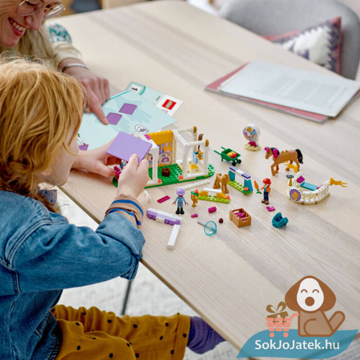 Új lovasiskola, Aliya és Mia figurákkal, 2 lóval, kiegészítőkkel gyerekeknek (Lego Friends 41746)