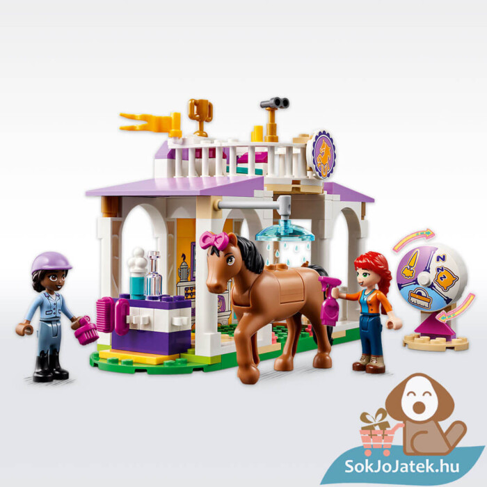 Új lovasiskola, Aliya és Mia figurákkal, 2 lóval, kiegészítőkkel, játék közben (Lego Friends 41746)