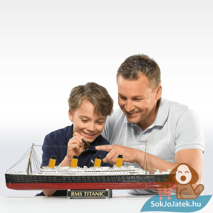 R.M.S. Titanic, 100th Anniversary Edition 1:400 makett készlet játék közben, festékkel, ragasztóval (Revell 05715)