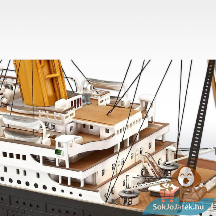 R.M.S. Titanic, 100th Anniversary Edition 1:400 makett készlet közelről, festékkel, ragasztóval (Revell 05715)