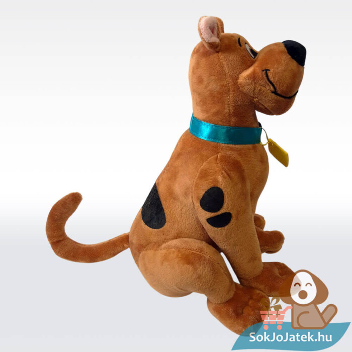 Scooby Doo: 28 cm-es Scooby Doo plüss kutya oldalról