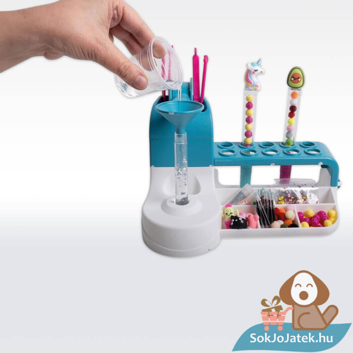 Tollkészítő laboratórium kreatív készlet, víztöltés közben (Clementoni IDEA)