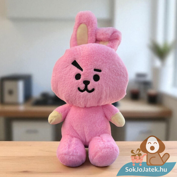 BT21: Cooky, a rózsaszín plüss nyúl, 26 cm, Jungkook karaktere az asztalon