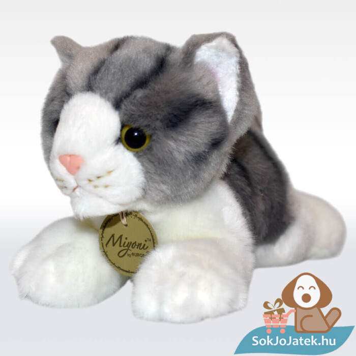 Élethű fekvő szürke-fehér plüss cica balról, 20 cm (Aurora, Miyoni)