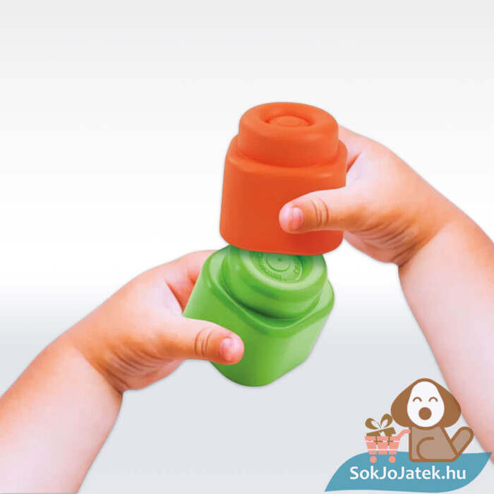 Készségfejlesztő ortopédiai játszószőnyeg a kézben, puha építő kockákkal (Clementoni Soft Clemmy)