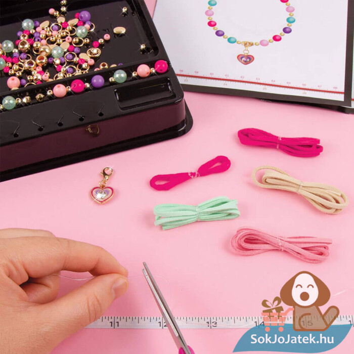 Kristály napfény karkötők, 190 db-os karkötő készítő szett, készítés közben, Swarovski® kristályokkal (Make It Real Juicy Couture)